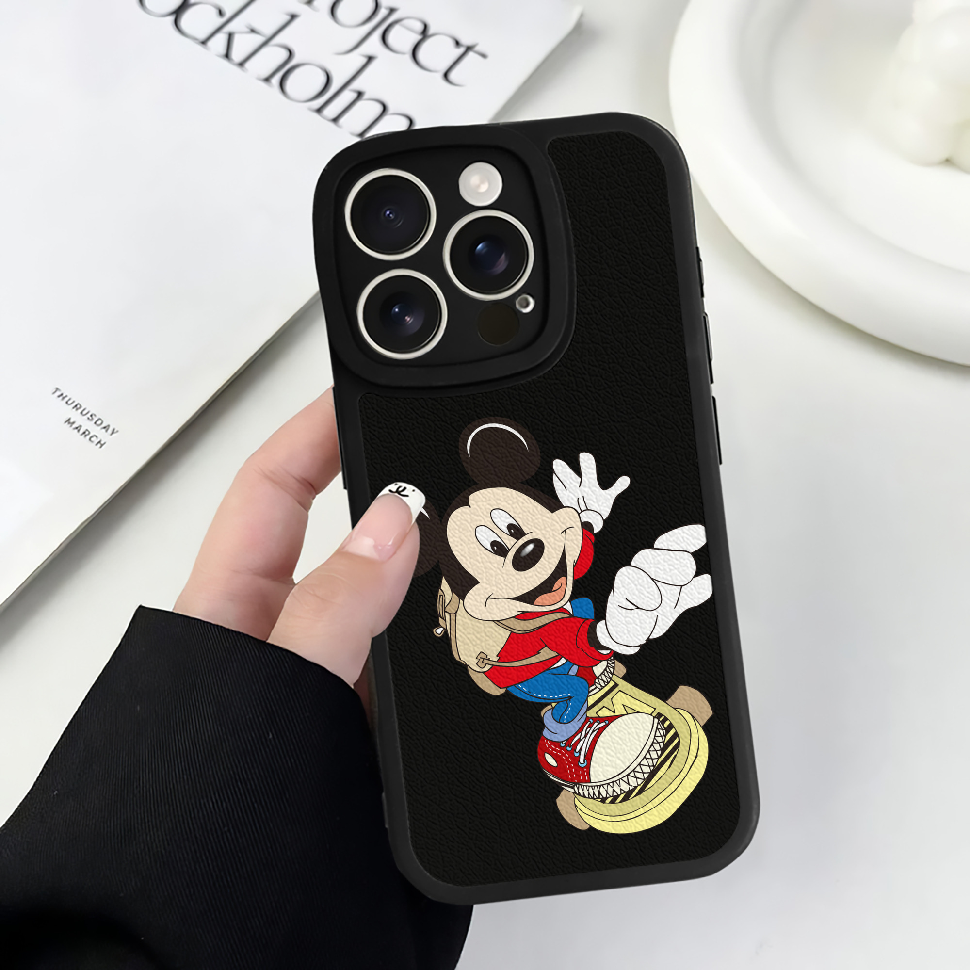 （画像用） ミッキーマウス Mickey Mouse 【iPhone 16シリーズ対応】シリコンスマホケース（レザー調） 材質：シリコン